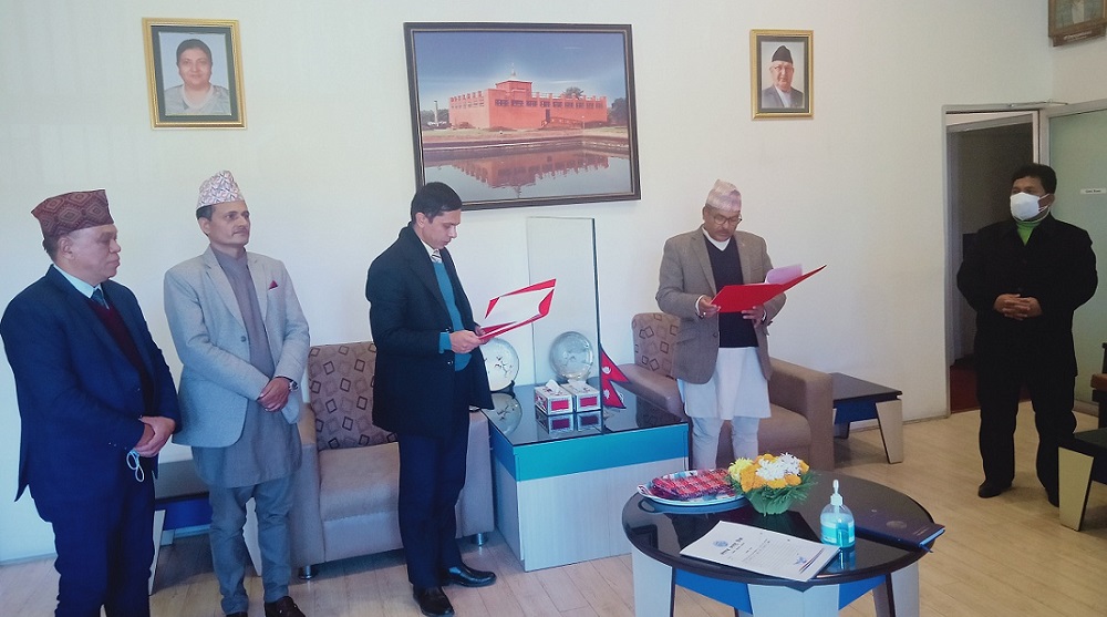 राष्ट्रिय वाणिज्य बैंक सञ्चालक समितिका अध्यक्ष शर्माद्वारा शपथ ग्रहण