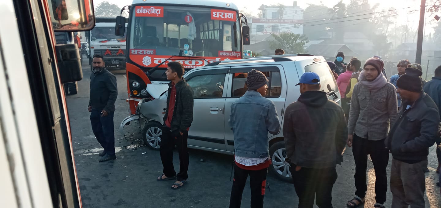 मोरङमा बिहानै बस र कार जुध्दा ४ घाइते