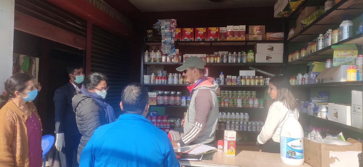 खैरहनी नगरपालिकाभित्रका विषादी बिक्रेता पसलको अनुगमन