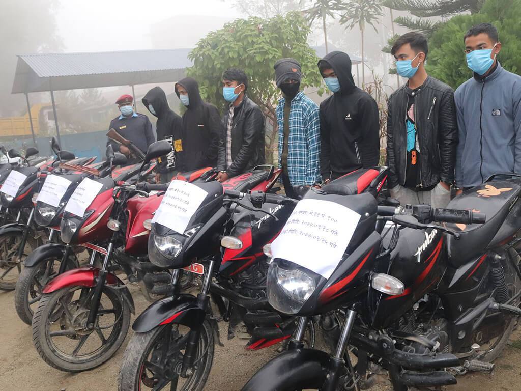 चोरीको मोटरसाइकलसहित ७ जना पक्राउ