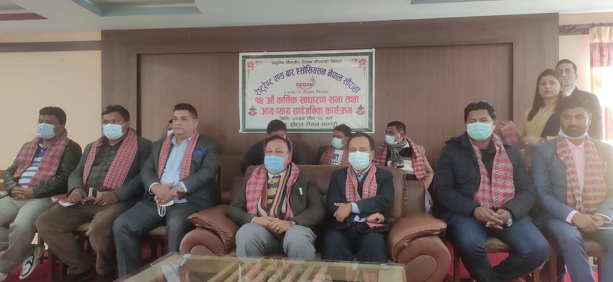 व्यवसायी भन्छन्- चुप बस्ने हाेइन, अब कोराेनासँग लड्नुपर्छ