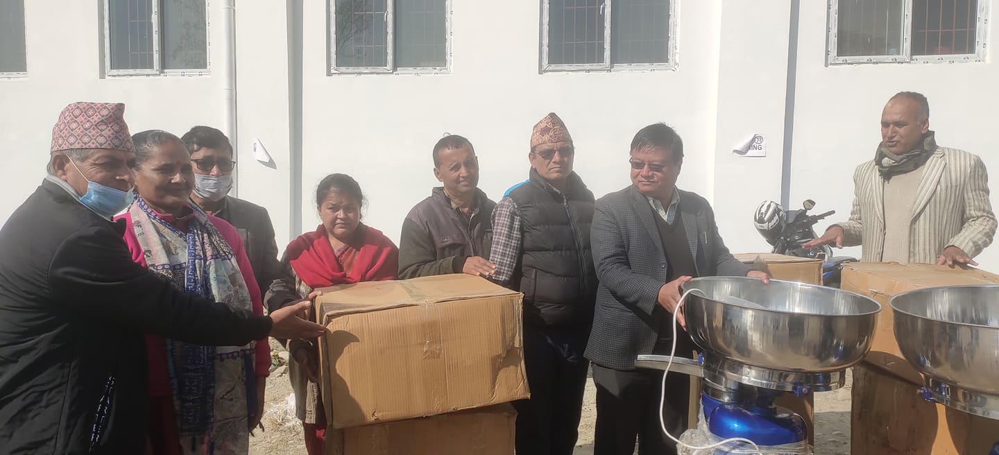 दुग्ध उत्पादक सहकारीहरुलाई क्रिम सेपरेटर वितरण