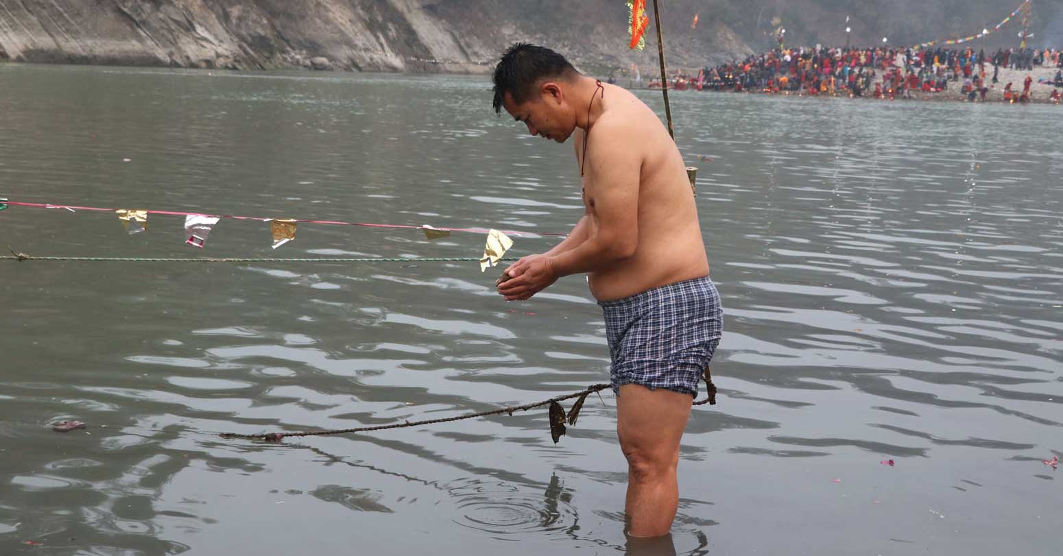 देवघाटमा तीन लाख भक्तजनले गरे स्नान