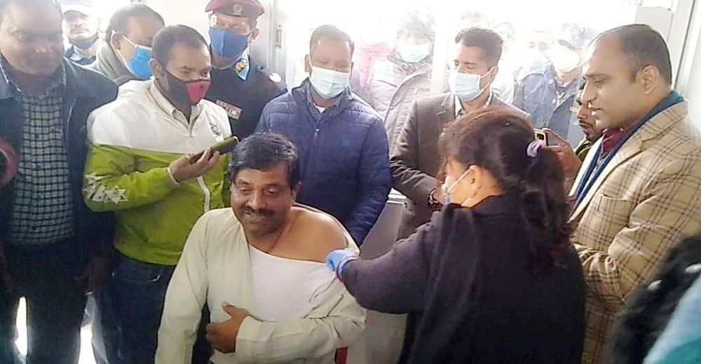 प्रदेश २ : कानुनमन्त्री यादवले लगाए पहिलाे खाेप