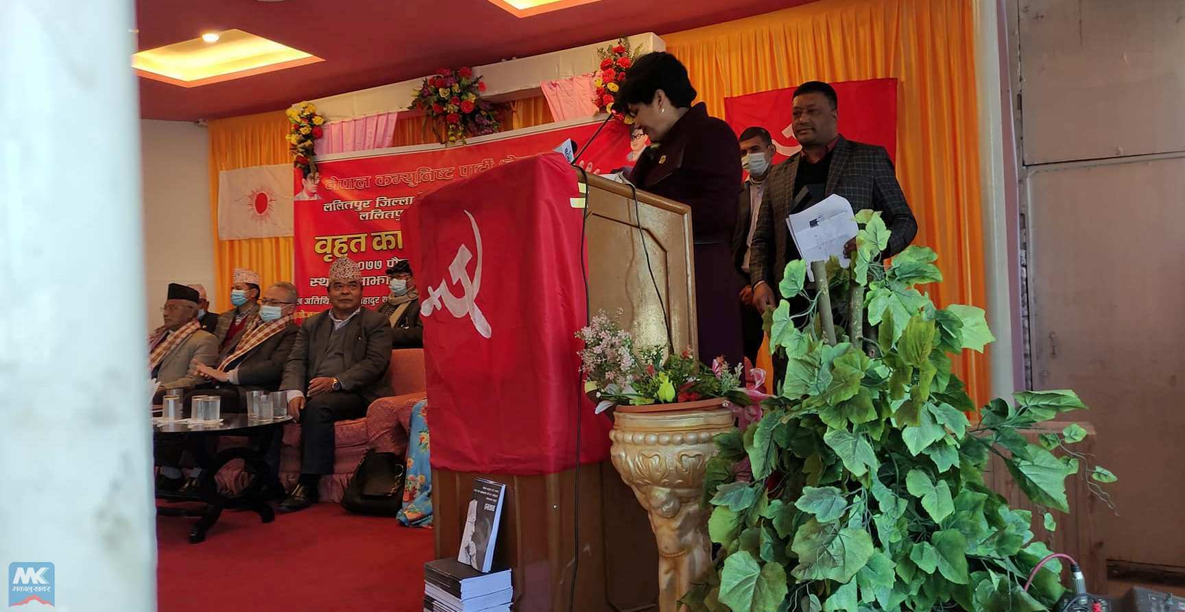 सांसद काेमल वली भन्छिन्- नेकपा एउटै छ, जसकाे अध्यक्ष ओली हुन्
