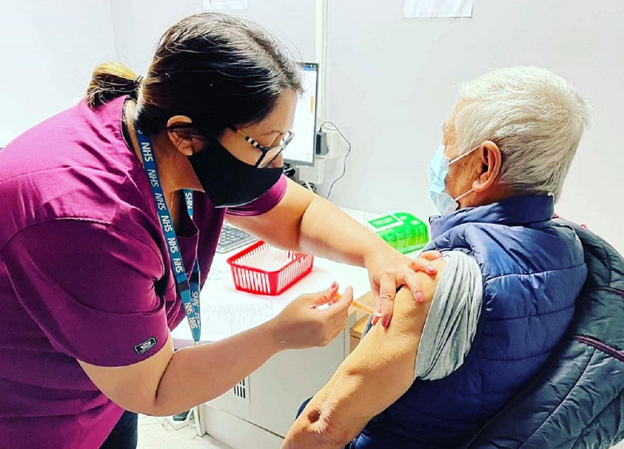 बेलायतमा कोरोना खोप कार्यक्रम : ग्रिनविचकी मेयरद्वारा उलविच लेट नाइट फार्मेसीको तारिफ