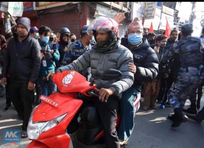 हड्ताल गर्न माधव नेपाल स्कुटरमा कोटेश्वर पुगेपछि…