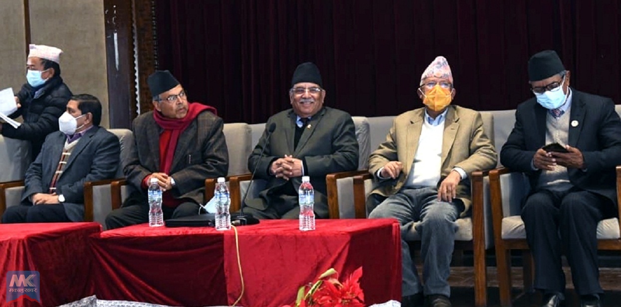 आकस्मिक पत्रकार सम्मेलन गर्दै दाहाल–नेपाल समूह