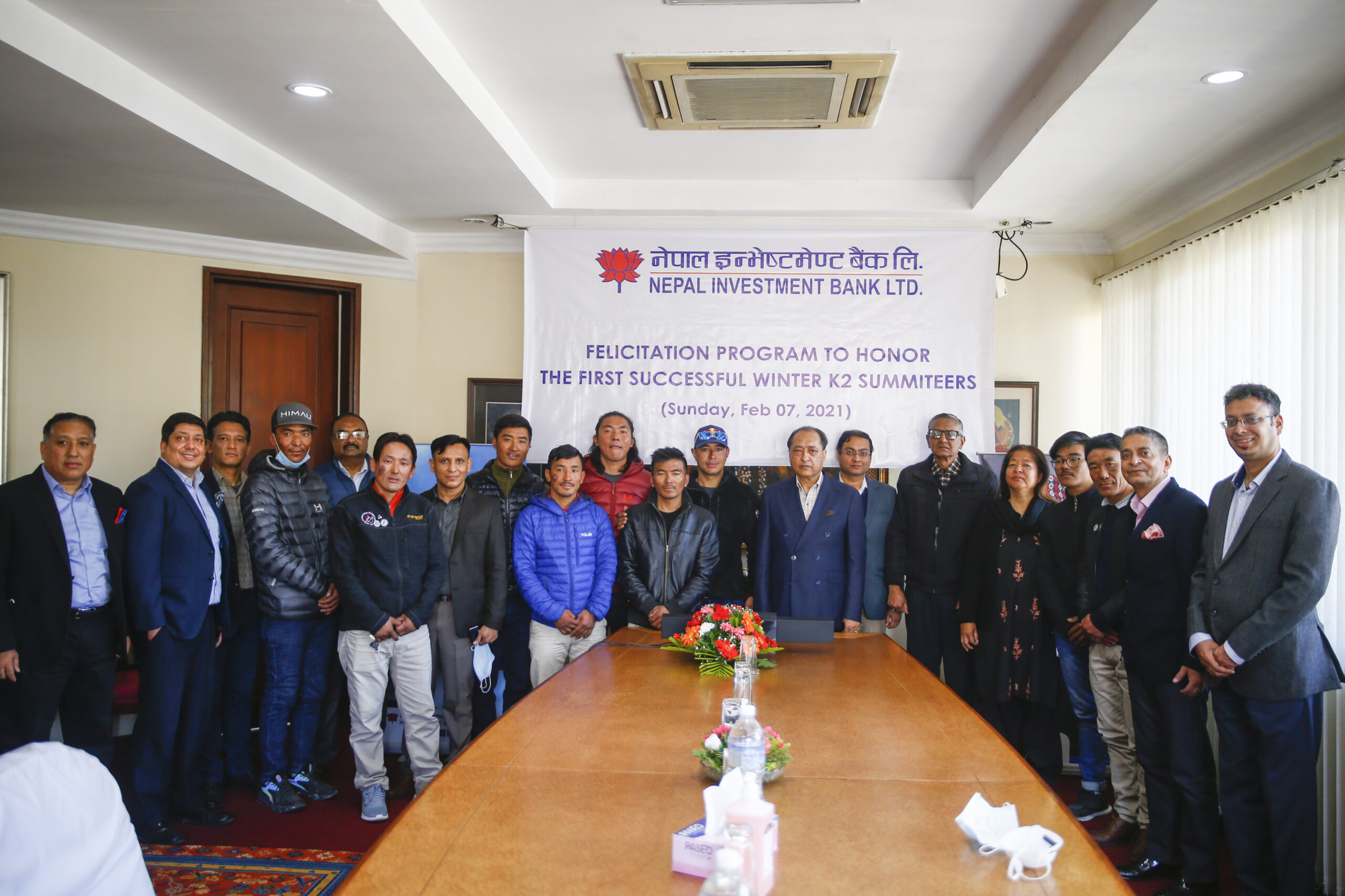 केटु हिमाल आरोही टोलीलाई इन्भेष्टमेन्ट बैंकद्वारा १० लाखकाे नगद सम्मान