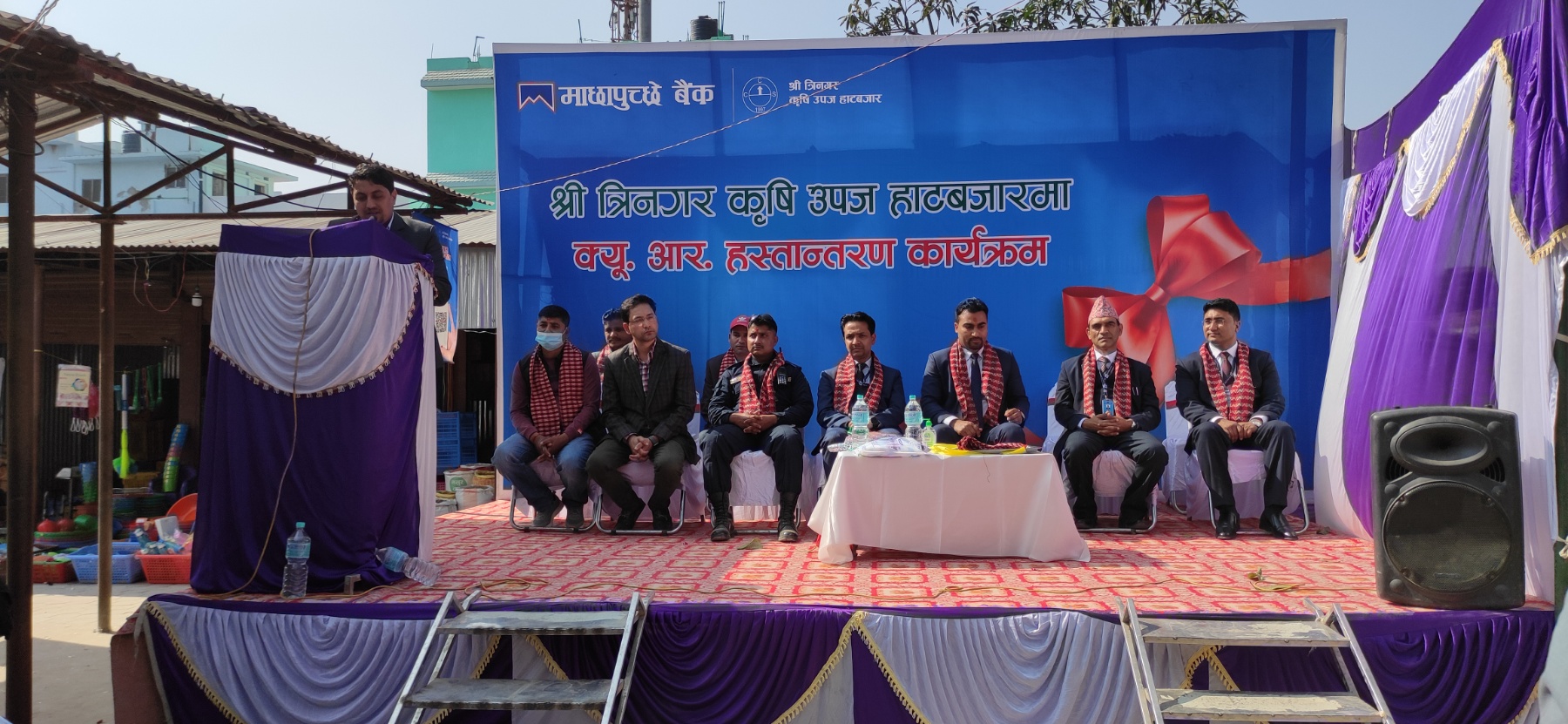 धनगढीको त्रिनगर कृषि बजारमा माछापुच्छ्रे बैंकको क्युआर कोड सेवा