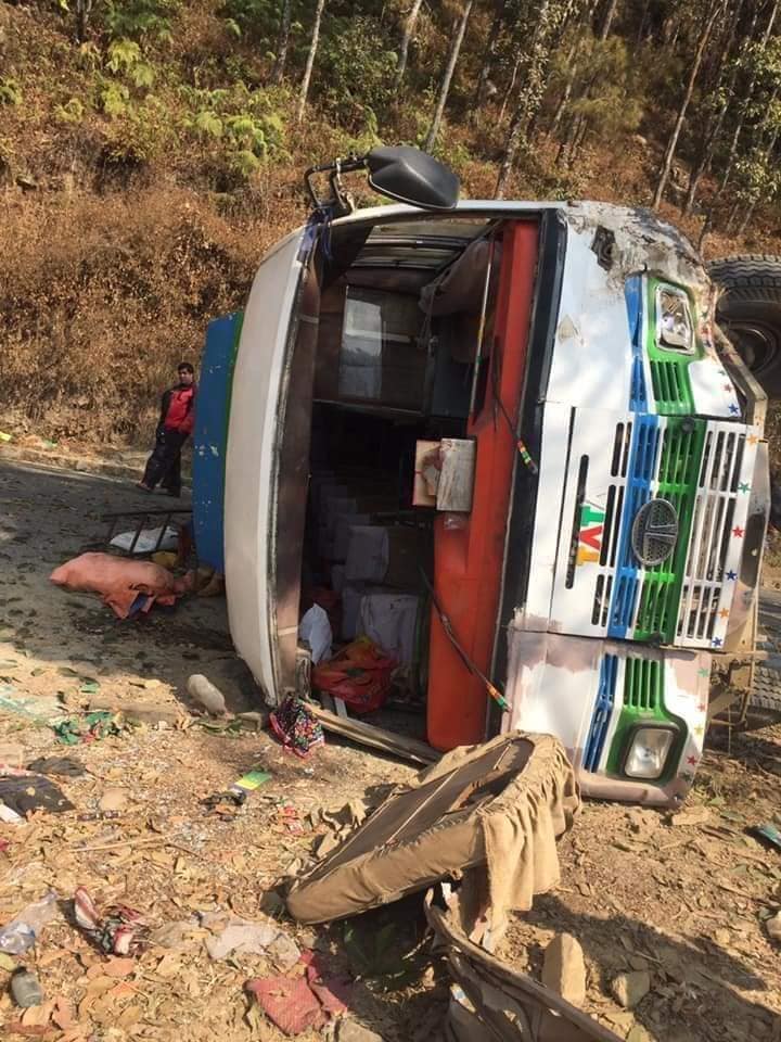 दोलखाबाट काठमाडौैका लागि छुटेको बस दुर्घटना