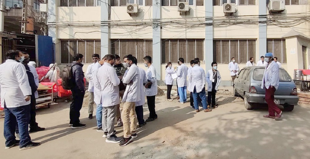 जाेखिम भत्ता नदिएकाे भन्दै वीरका चिकित्सक धर्नामा