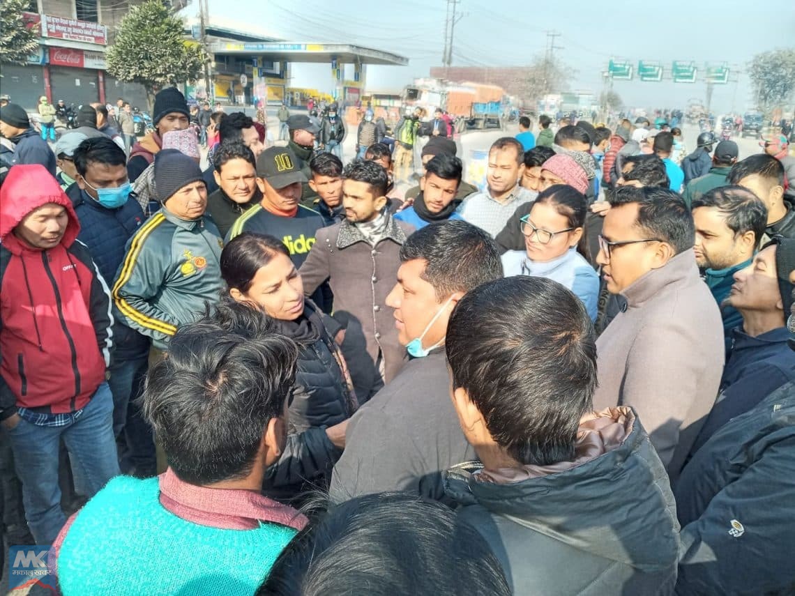 चितवनः मेयरदेखि सांसद सडकमा, कार तोडफोड