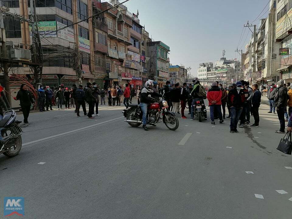 अवरोध गर्दै बन्दकर्ता, खुलाउँदै प्रहरी [फोटोफिचर]