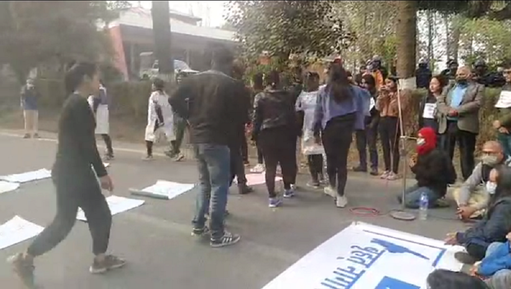 संसद विघटनविरुद्ध त्रिविमा विद्यार्थीले गरे मार्च पास