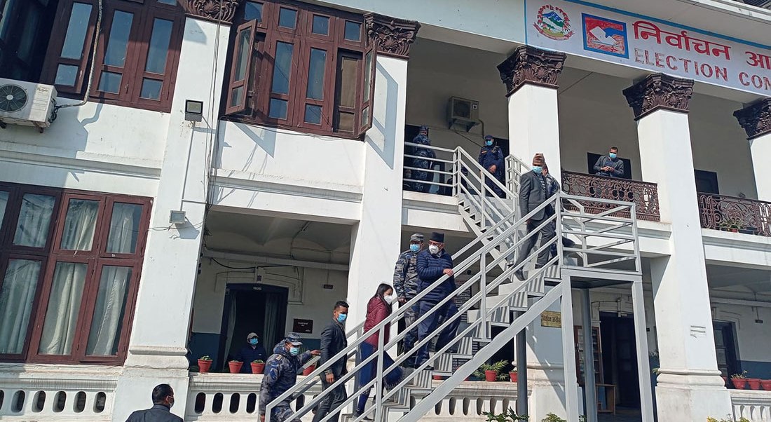 निर्वाचन आयोग पुग्यो प्रचण्ड-नेपाल समूह