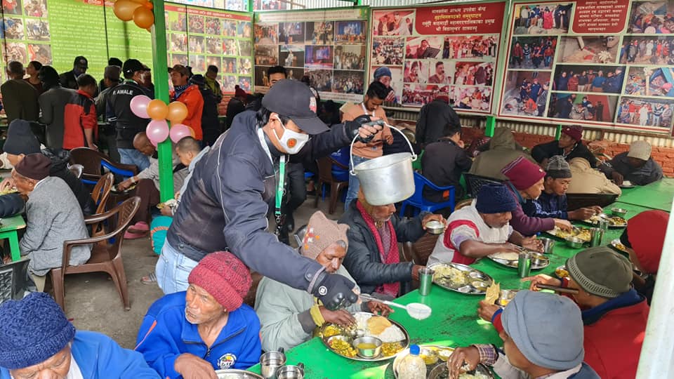 एमभी दुगडको विबेक अटोद्वारा मानव सेवा अश्रमलाई सहयोग