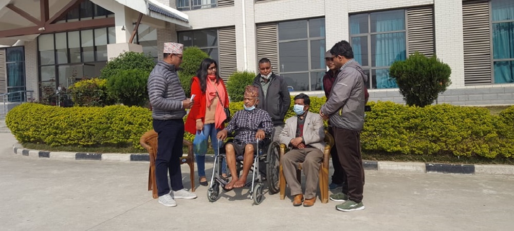 जातिभेदविरुद्ध विश्व मञ्चद्वारा पूर्वराज्यमन्त्री विश्वकर्मालाई आर्थिक सहयोग