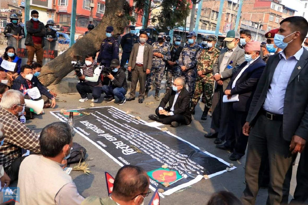 रेशम चौधरी रिहाइको धर्नास्थल पुगेका गृहमन्त्रीले भने– वार्ता टोली बनाएर आउनुस् [भिडिओसहित]