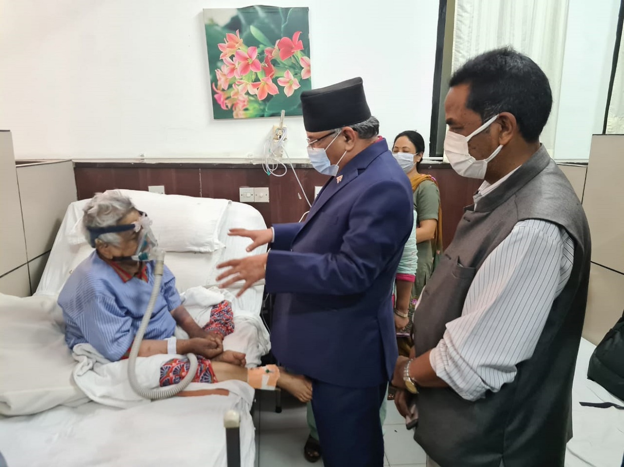केन्द्रीय सदस्य श्रेष्ठकी आमा भेट्न प्रचण्ड नर्भिकमा