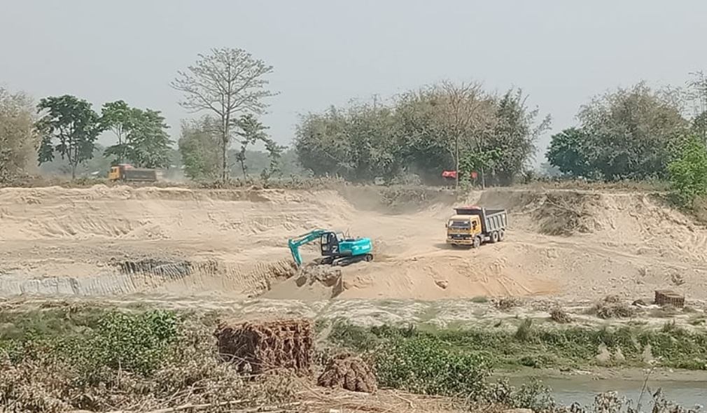 जनप्रतिनिधिको मिलेमतोमा बुढीखोला दोहन, जोखिममा बस्ती