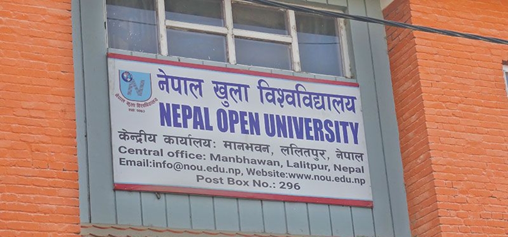 खटिए खुला विश्वविद्यालयका प्राध्यापक र कर्मचारी