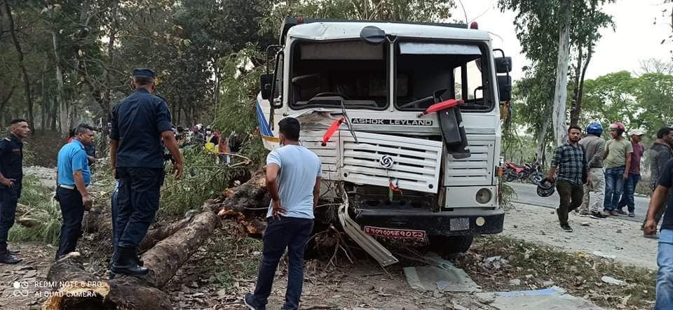टिपरको ठक्करबाट मोटरसाइकलमा सवार दुई युवकको मृत्यु