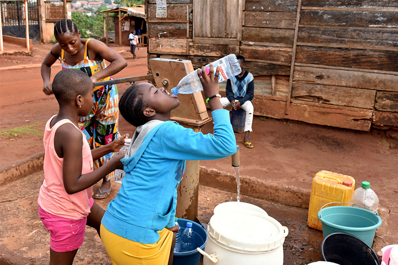 विश्वका पाँच बालबालिकामध्ये एकलाई दैनिक पानी अभाव
