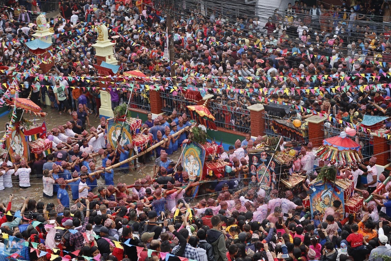 टोखामा यसरी मनाइयो बिस्का जात्रा (तस्बिरहरू)