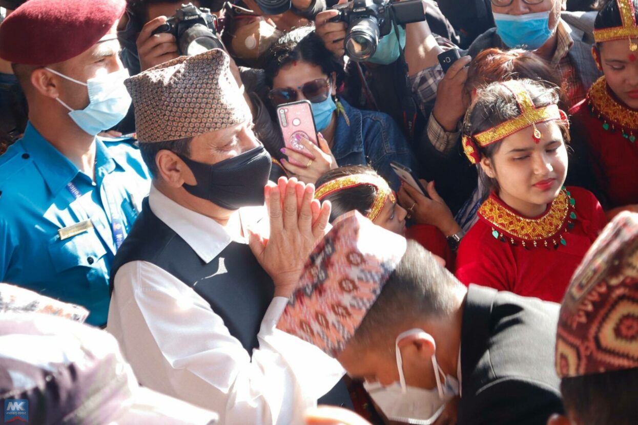 कुम्भमेलाबाट फर्किएका पूर्वराजा शाहलाई विमानस्थलमा भव्य स्वागत
