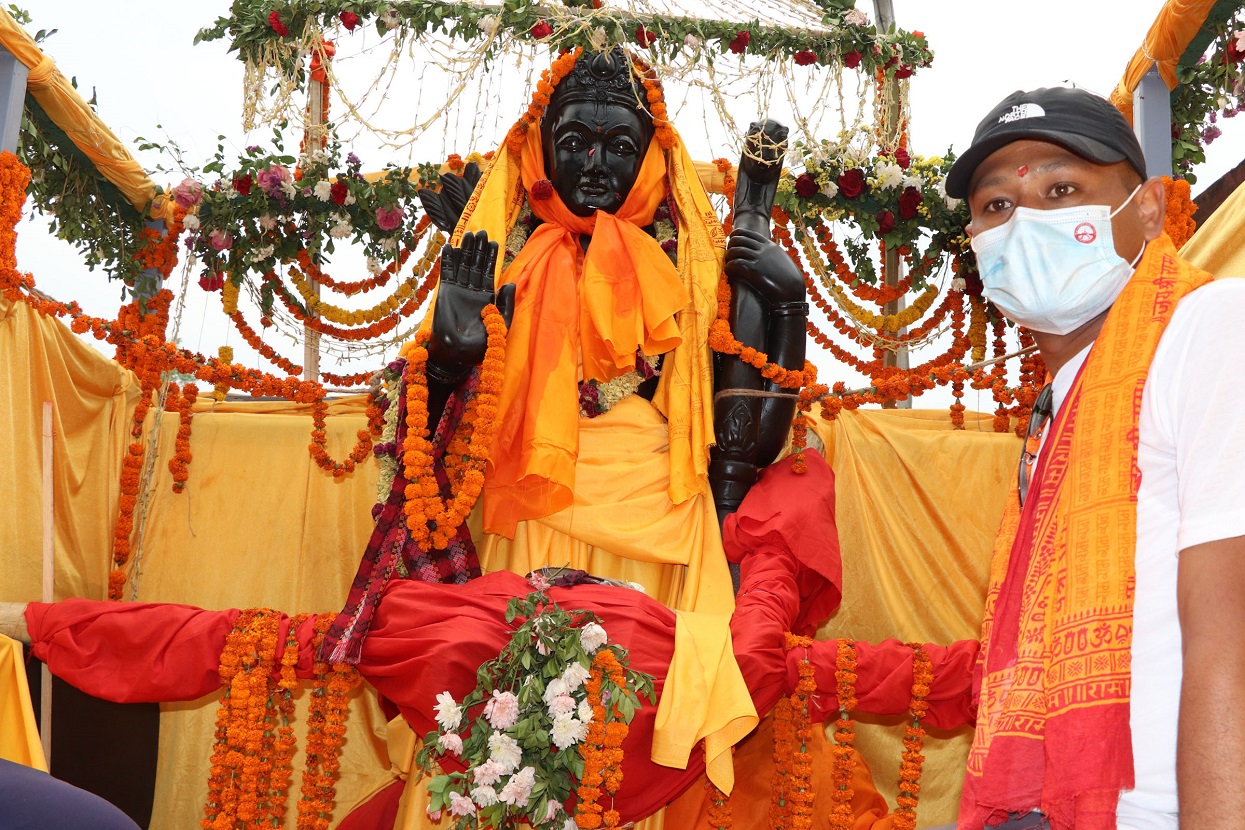 स्वास्थ्य सतर्कतासाथ श्रीरामचन्द्र मन्दिरमा भक्तजन