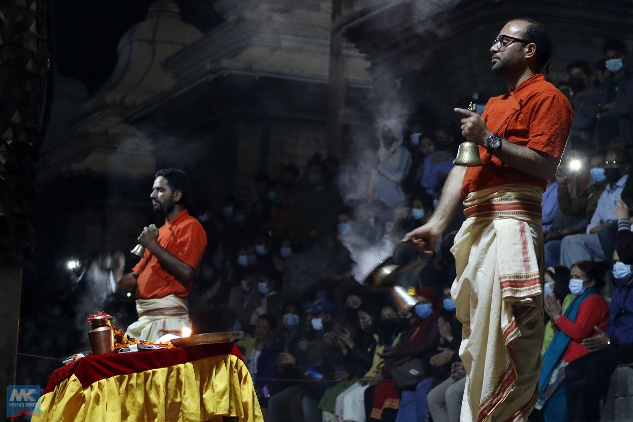 तस्बिरमा पशुपतिको गंगा आरती