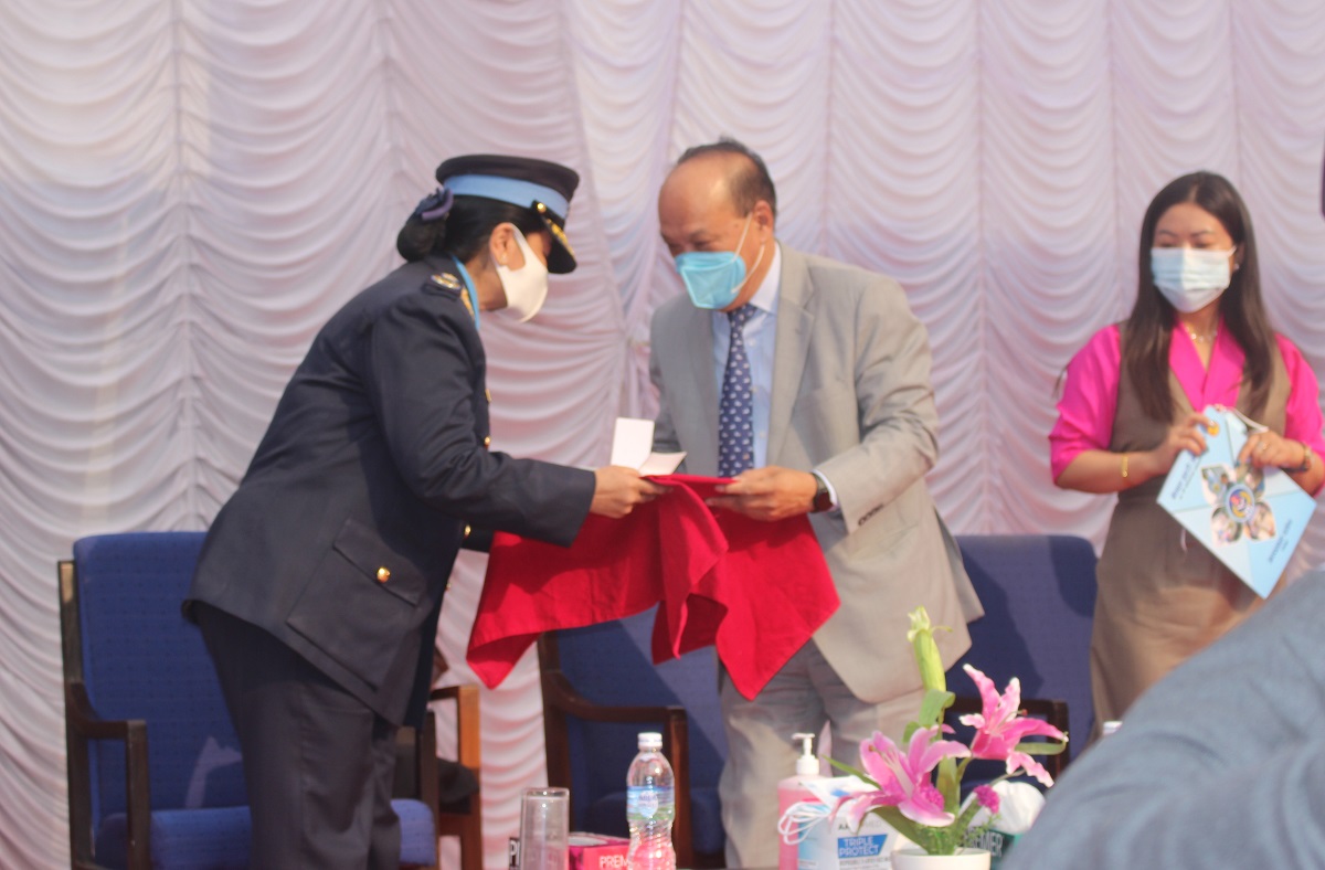 राष्ट्रिय वाणिज्य बैंकद्वारा प्रहरी अस्पताललाई क्युआर कोड र पीओएस मेसिन हस्तान्तरण