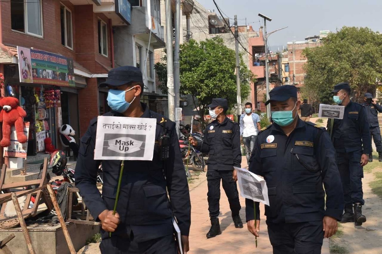 एकैदिन प्रहरीले बाँड्यो एक लाख ३३ हजार मास्क