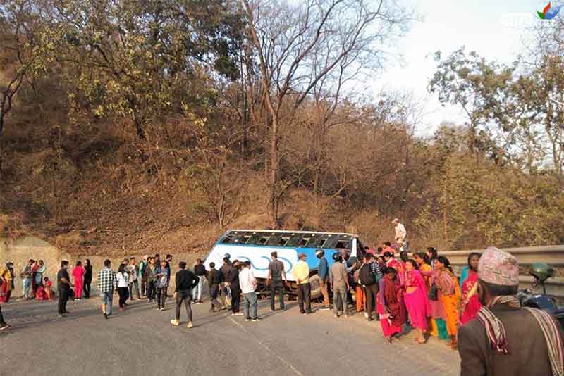 यात्रुबाहक बस दुर्घटना हुँदा दुई जनाको मृत्यु
