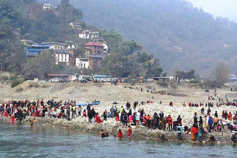 कालीगण्डकीमा स्नान गर्नेको भीड