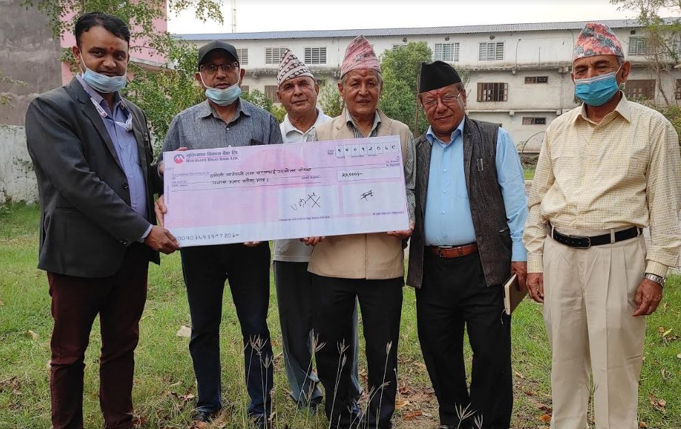 मुक्तिनाथ विकास बैंकद्वारा दमौली खानेपानीलाई आर्थिक सहयोग