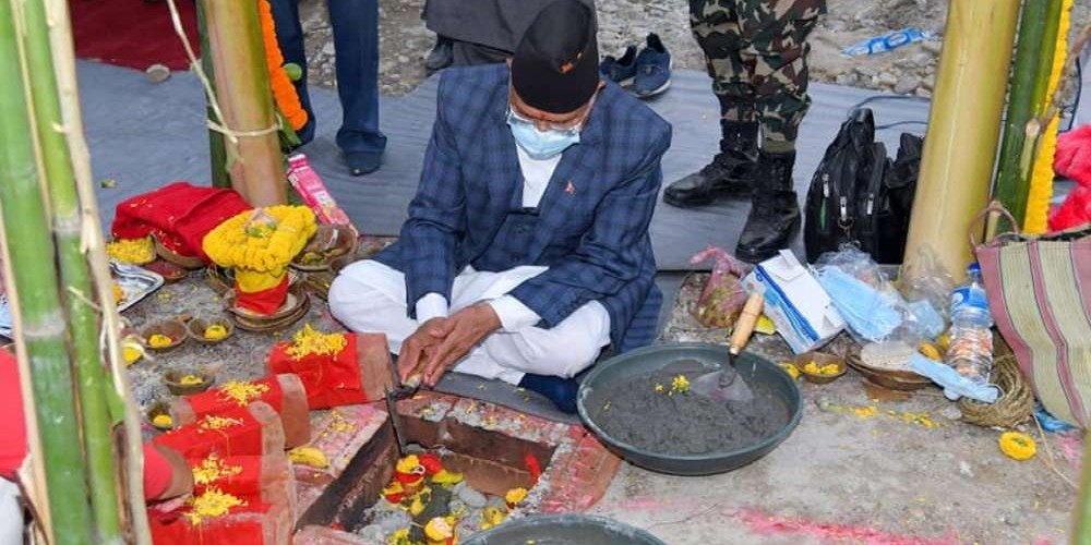 सबै निर्वाचन क्षेत्रमा सडक शिलान्यास गर्दै प्रधानमन्त्री