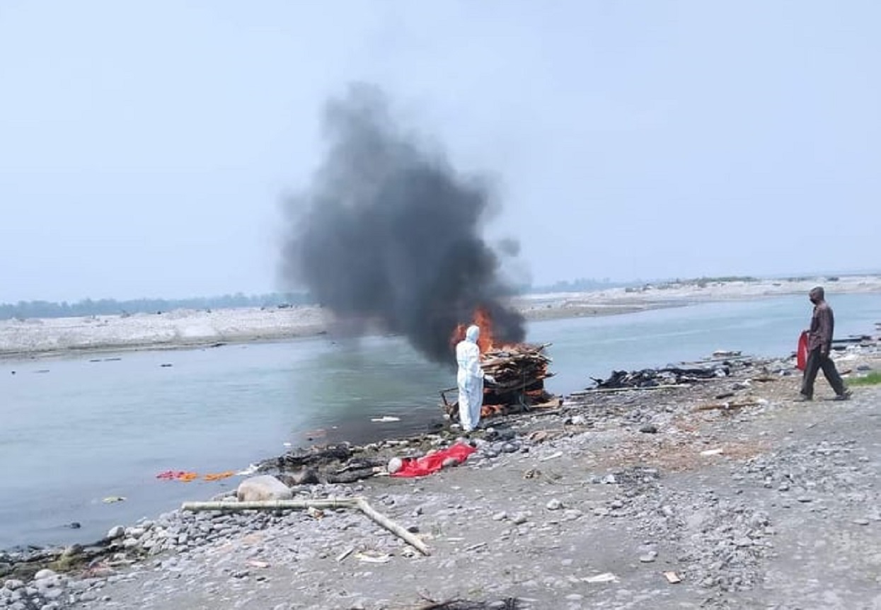 भारतबाट ल्याउँदै गर्दा संक्रमितको मृत्यु, परिवार भन्छ- सीडीओको अमानवीय व्यवहार