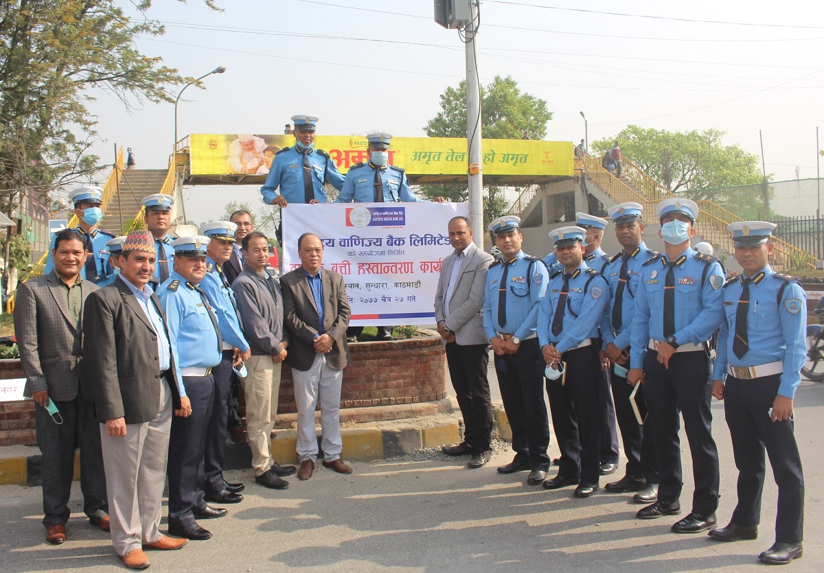राष्ट्रिय वाणिज्य बैंकद्वारा ट्राफिक प्रहरीलाई ट्राफिक लाइट हस्तान्तरण