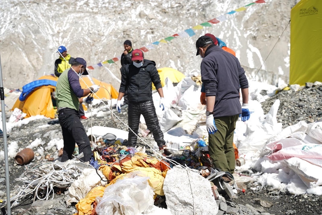 सेनाद्वारा सगरमाथासहित चार हिमालको ९२६ किलो फोहोर संकलन