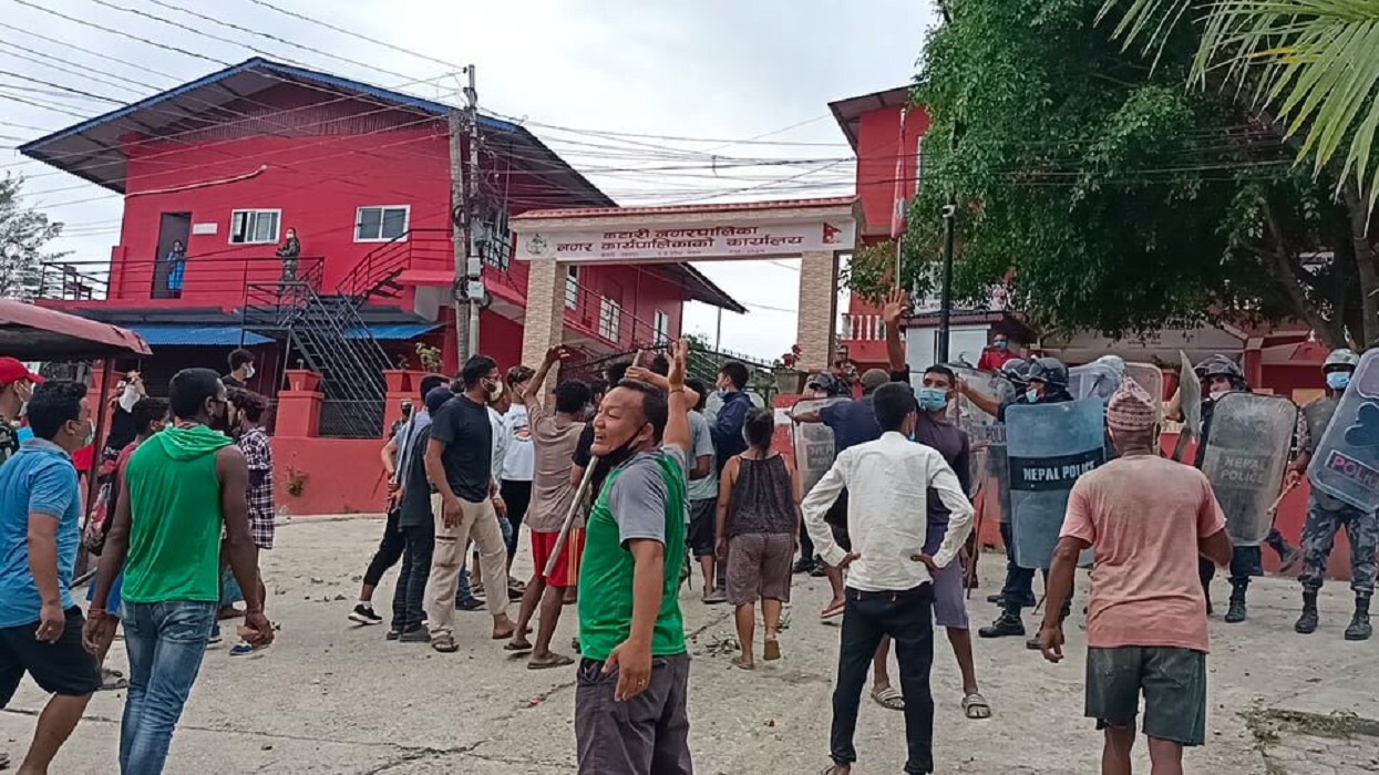 कटारी नगरपालिकाका मेयर, उमपेयरसहित चारजनाको घरमा तोडफोड