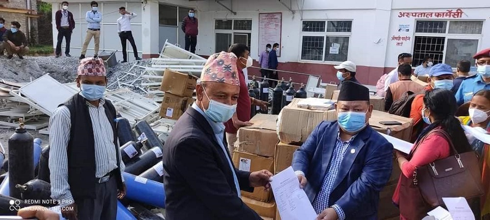 अक्सिजन सिलिन्डरमा वनमन्त्रीको तस्बिर, व्यक्तिगत ५० लाख रुपैयाँ खर्च गरेको दाबी