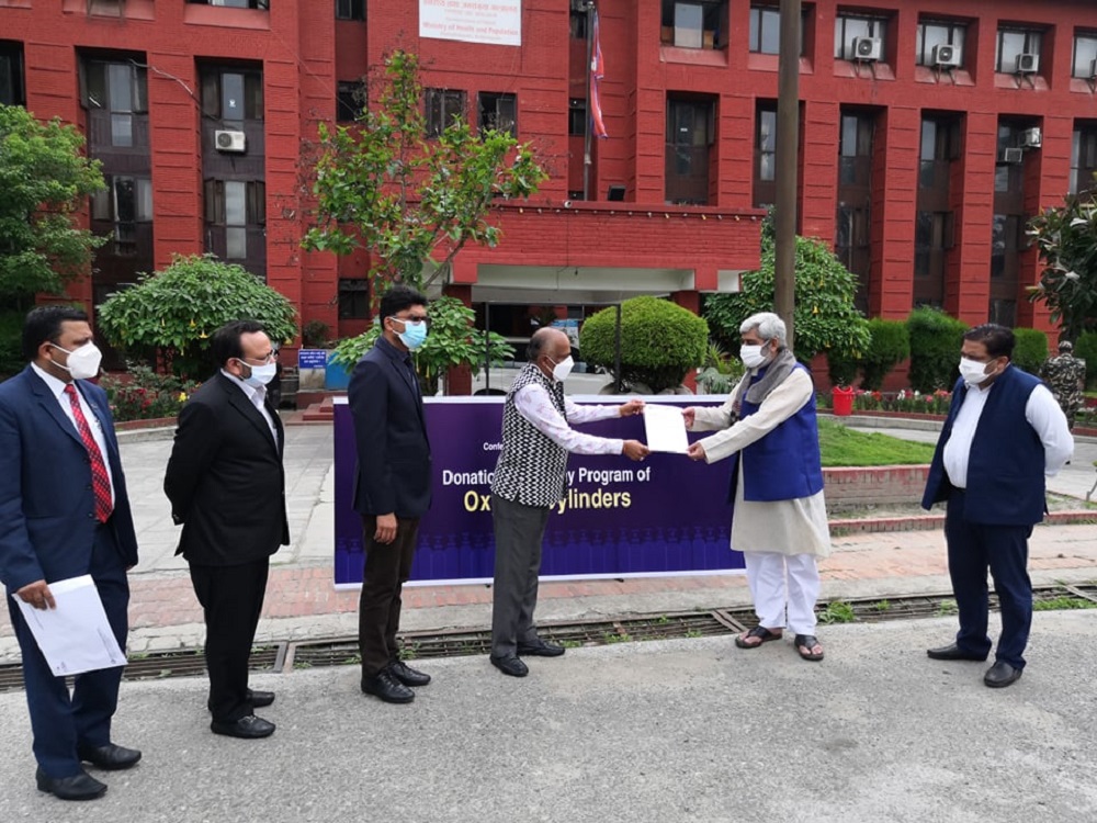 परिसंघद्वारा ९ अस्पताललाई २ सय थान अक्सिजन सिलिण्डर हस्तान्तरण