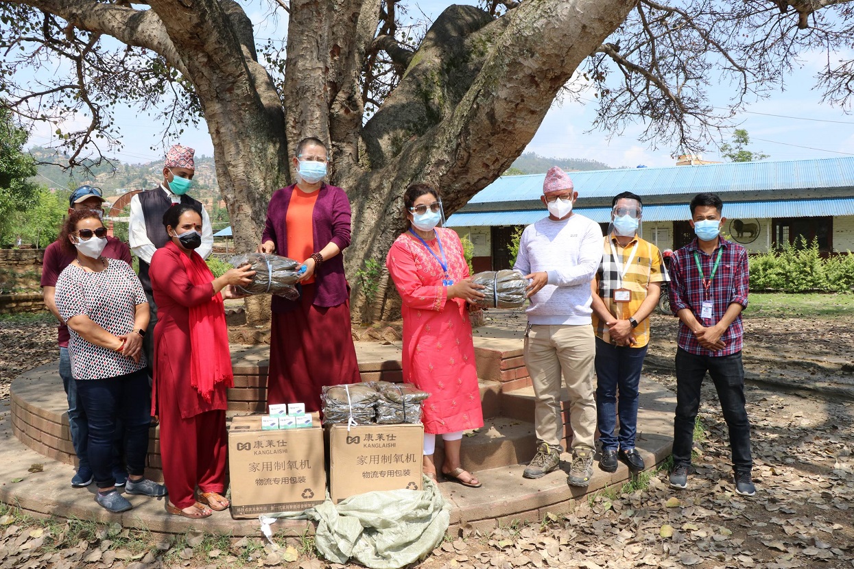 प्रारम्भ र आनी छोइङ डोल्मा फाउण्डेशनद्वारा नमोबुद्ध र रोशीलाई स्वास्थ्य सामग्री सहयोग