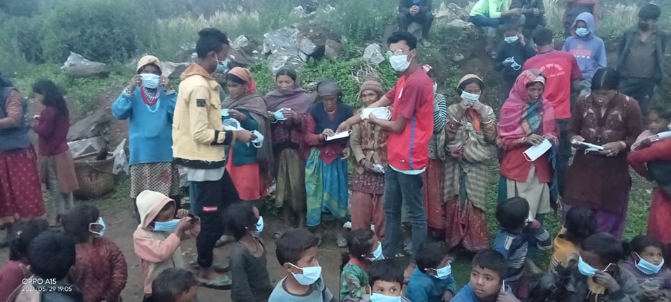 खप्तड स्वामी युवा क्लबद्वारा स्वास्थ्य सामग्री वितरण