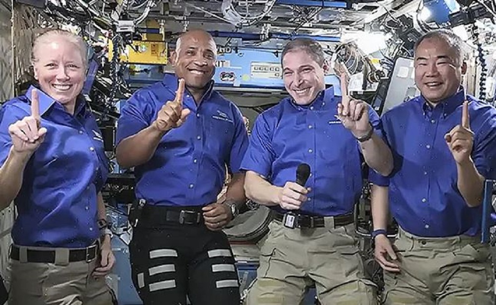 चार जना अन्तरिक्ष यात्रीको पृथ्वीमा सकुशल अवतरण