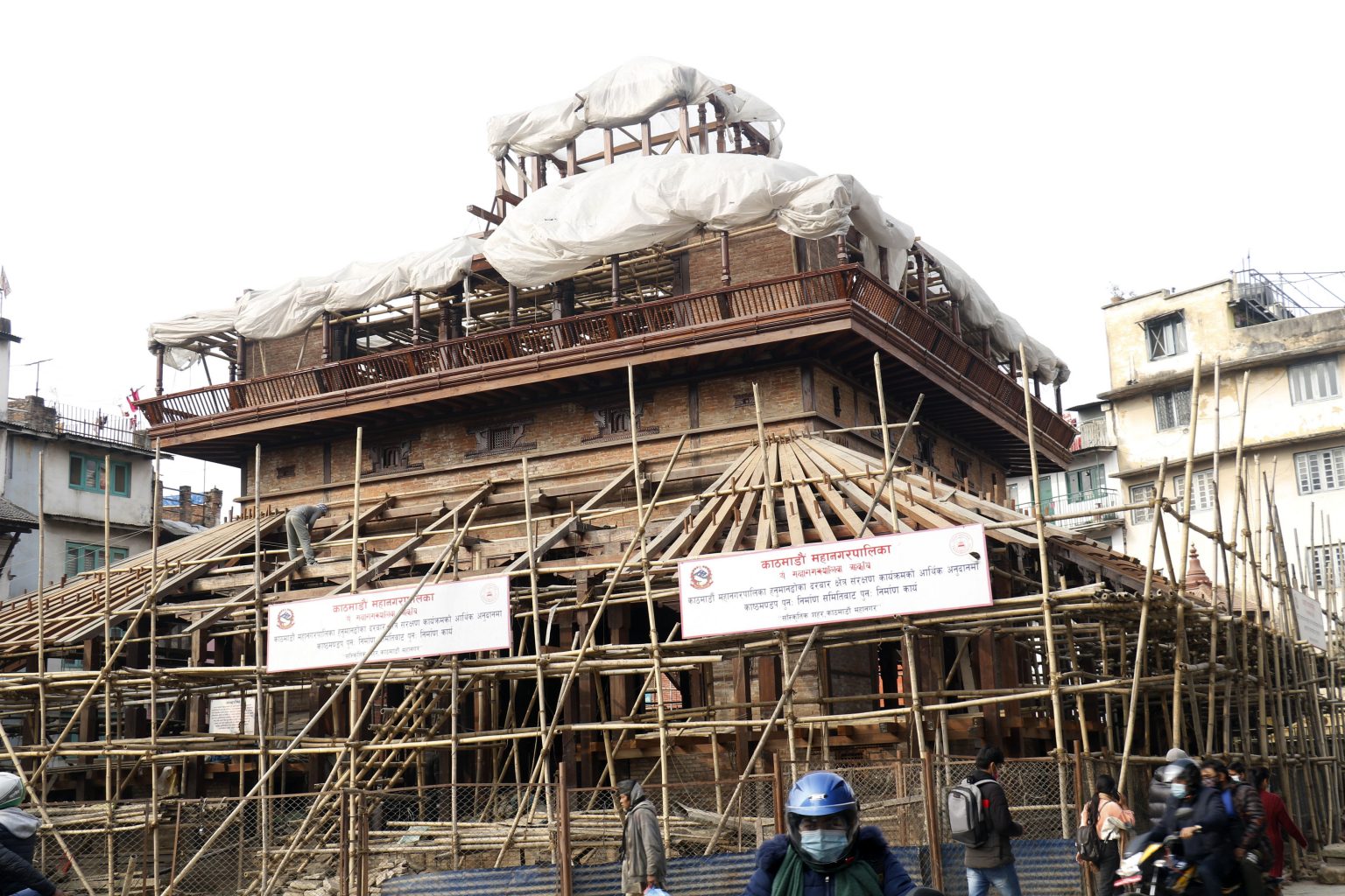 निषेधाज्ञामा पनि काष्ठमण्डप पुनःनिर्माणको काम धमाधम