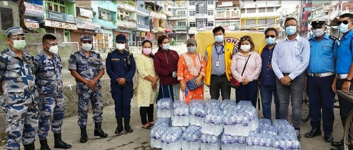 लायन्स क्लब सिंहदेवीद्वारा खानेपानी र मास्क वितरण
