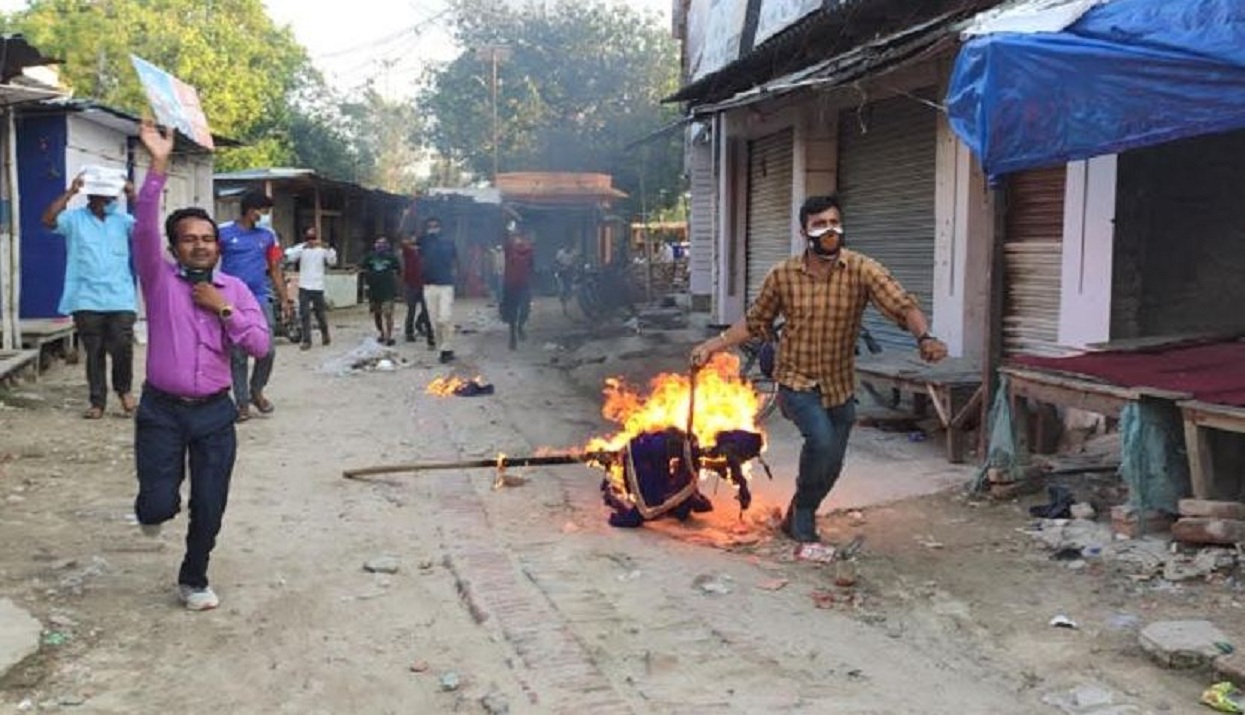 जनकपुरमा राष्ट्रपति र प्रधानमन्त्रीको पुत्ला दहन